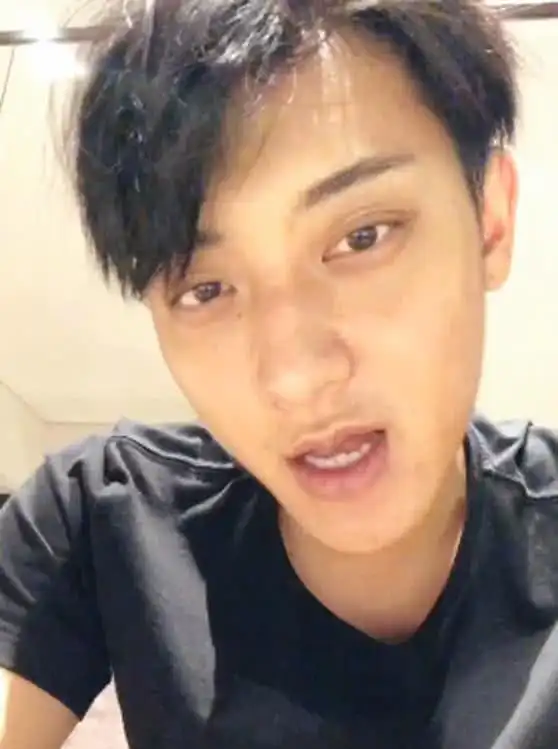 黄子韬"照骗",关滤镜素颜直播"原形毕露",网友:丑到不敢认