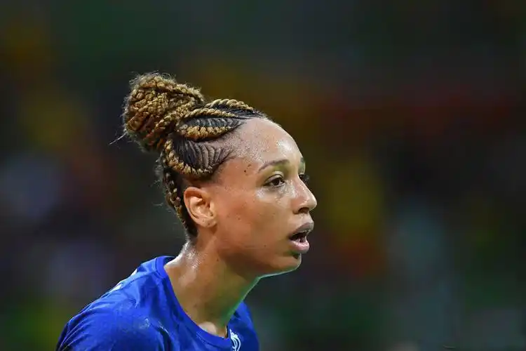 因为用力搓会把脏辫给搓散了,做一头脏辫大约需要人民币1000多呢,搓散