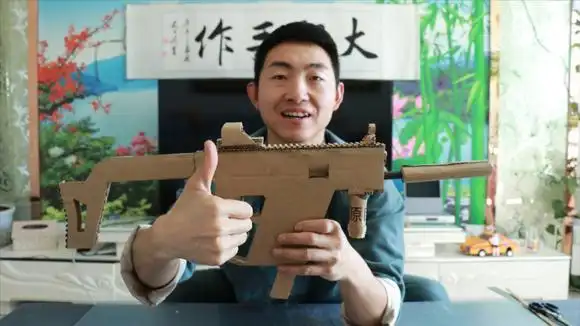 大圣用废纸板做维克托玩具冲锋枪,变废为宝计划再次升级,真服气-生活