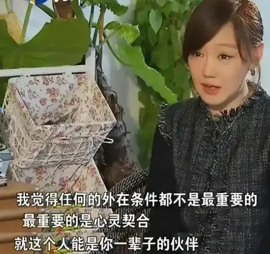 时隔14年薛佳凝终于谈恋爱,亲密照流出,这次能否收获稳稳的幸福