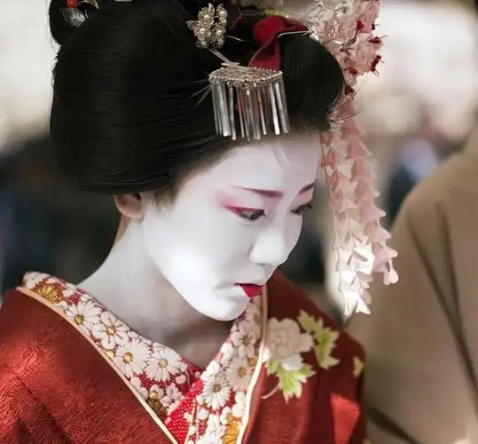 日本国宝级"花魁":15岁出道29岁退隐,美到英国女王都吃醋