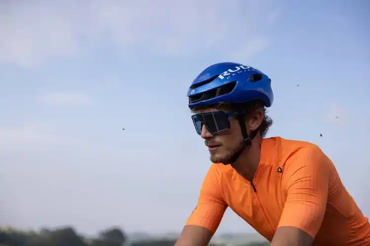 骑行时就专心骑行,出发前或是到达后再拍一些骑行美照或是帅照作纪念.