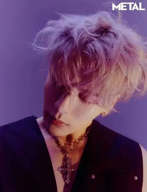 王嘉尔粉色烟熏妆释放野性魅力禁欲系加持