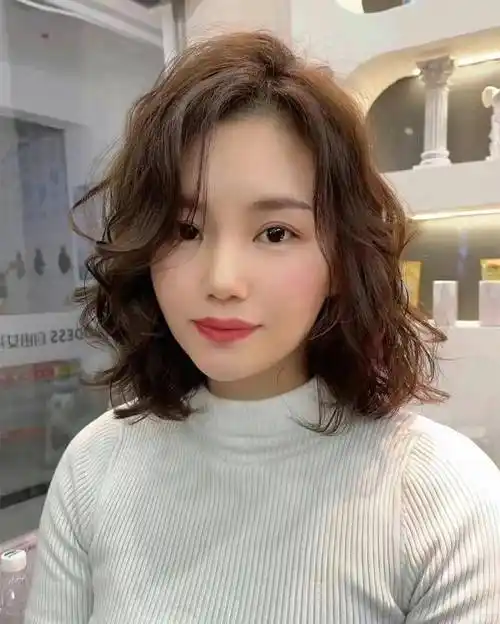 50岁女人脸上有这3个"特征"她的卷发建议不要烫,容易显老又显粗_头发