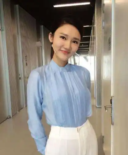 原创电视主持龙洋私下生活曝光样子与台上反差大吃一桌素菜没荤腥