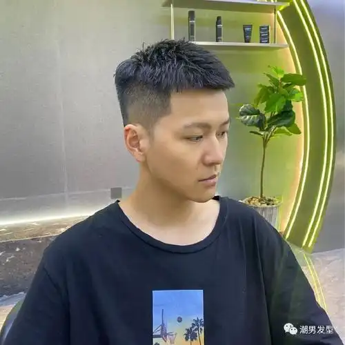 也是近段时间比较火的一款男生发型,首先把两边的头发渐层铲短,上面的