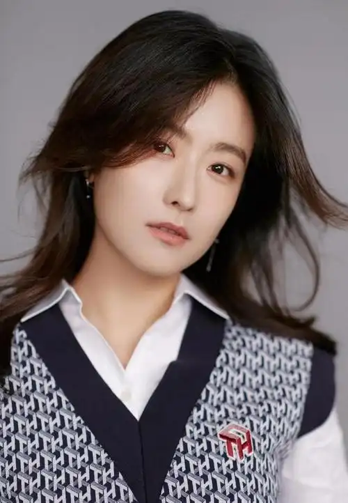 国内的演员现在太多了,要想红不仅仅是长的