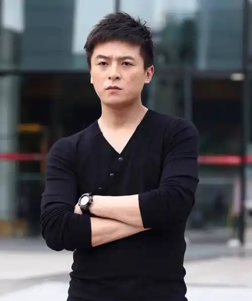 男朱雨辰,因母亲痛失汤唯错过姜妍,今43岁躺狗窝痛哭_朱母_儿子_身材