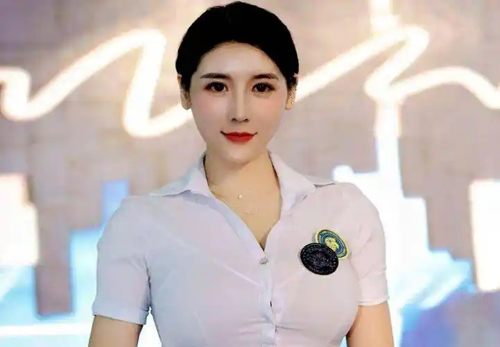 95后美女裁判刘太阳,身高178粉丝160万,好身材靠的是坚持和自律_网友