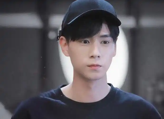 你们有没有发现,吴白鼻尖上有颗痣,艾情嘴唇上有.