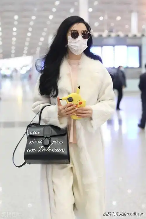 街拍:范冰冰白色皮毛一体大衣 厚底绑带靴 黑色包袋温柔纯净_机场