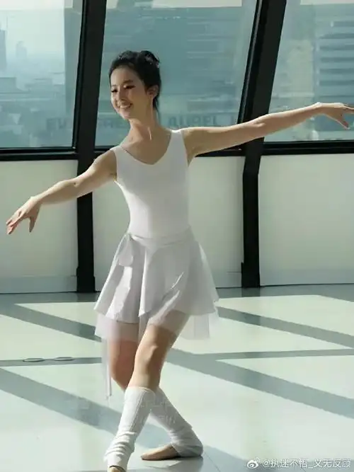 彭冠英回应和刘亦菲跳舞戏# 彭冠英直播说,《玫瑰的故事》刘亦菲因为