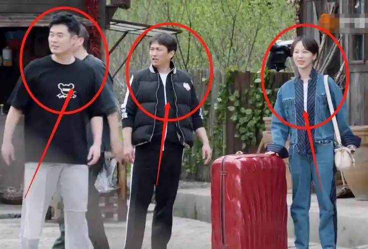 杨紫离开蘑菇屋拎超重行李箱,看清张艺兴的反应,是否不舍很显然_节目