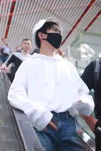 易烊千玺 今天的白衣小哥哥真的帅呆了