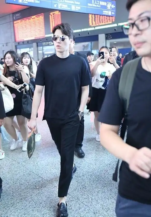 李易峰穿搭一直很在线,精致简约恰到好处,绝对是神助攻!