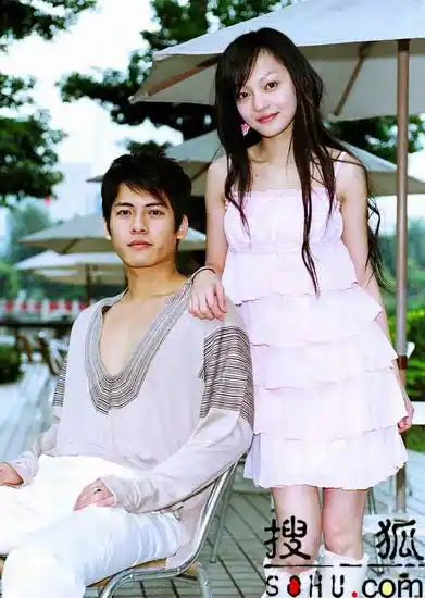 张韶涵单薄短裙抵寒 爆常对男友夺命追魂call