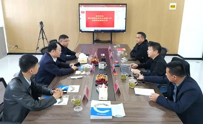 公司董事长谢正泽陪同史桂龙主任一行深入到生产车间进