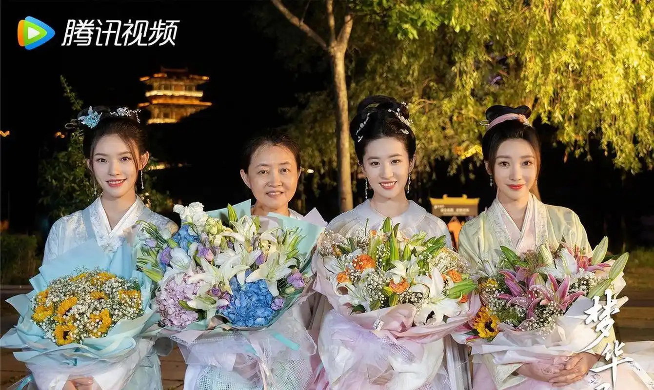 刘亦菲林允柳岩杀青合照 《梦华录》杀青看到了刘亦菲林允柳岩的同框