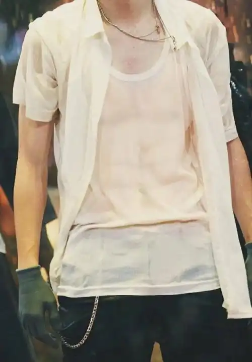 王一博脱衣服镜头