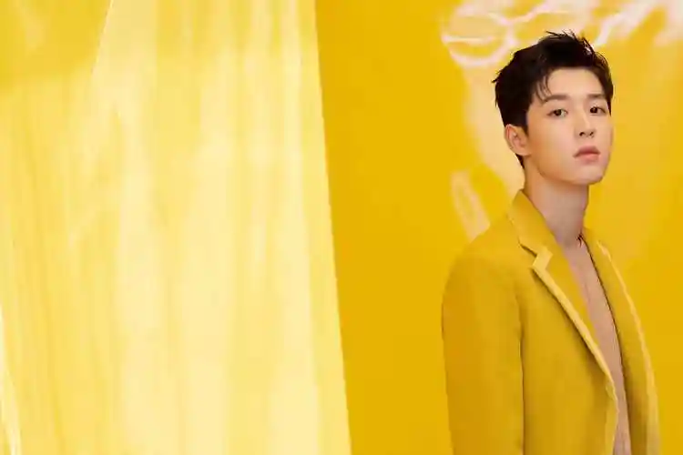 吴宇恒明黄色西装出席时尚活动