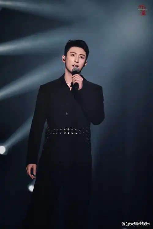 黄景瑜:娱乐圈的"巨人",体格引网友惊叹!