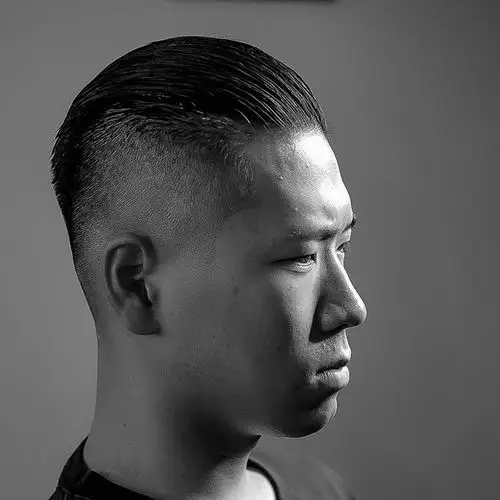 简单的短发,分界,背头可以说是成熟稳重男生喜欢的发型