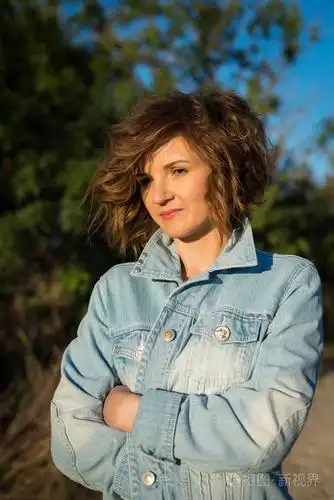 美丽的女孩在海滩上摆姿势.黄金海岸, 澳大利亚, 昆士兰