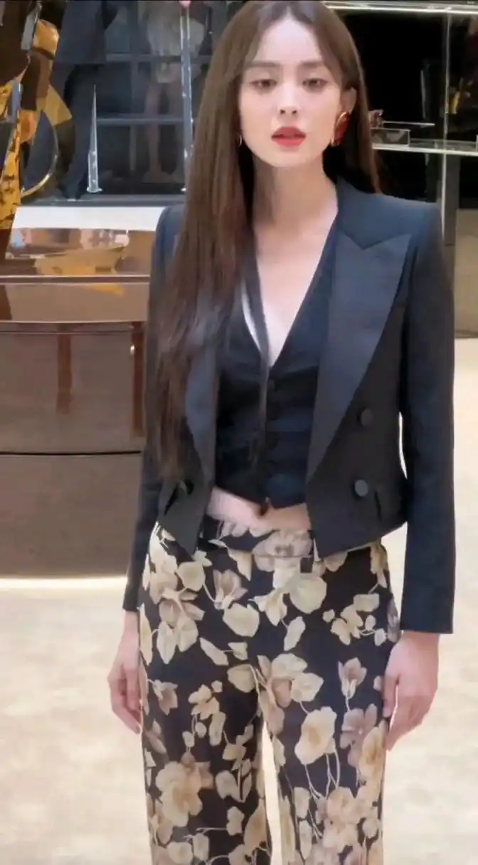 古力娜扎因为露脐装被骂上热搜!