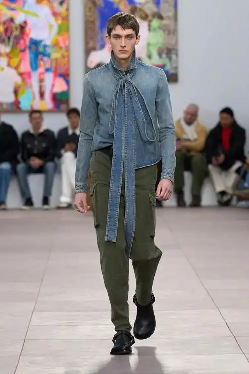 吴磊出席loewe罗意威匠艺天地展览身着loewe2024秋冬男装