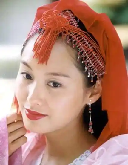 舒淇饰演的红拂女可谓备受争议,脸上的雀斑都清晰可见,在当时毁誉参半