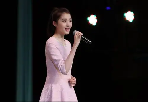 关晓彤穿粉红连衣裙深情演唱秀美腿