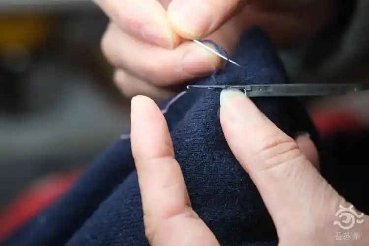 苏州退休阿姨的"开心缝补铺",用一针一线修补衣服背后的珍贵回忆