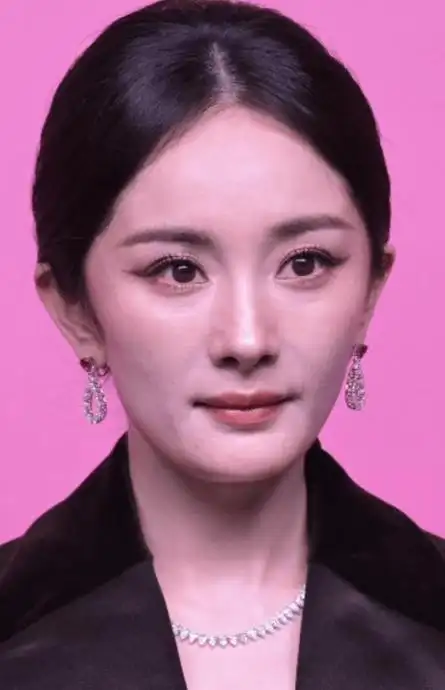 当21岁谷爱凌和38岁杨幂站在一起,我才彻底明白,美人在骨不在皮