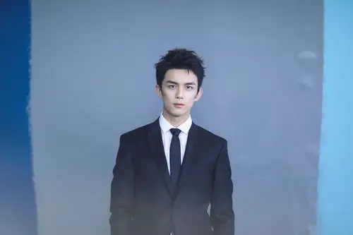 镜头中的吴磊造型多变,身着笔挺西装时,眉目间的英气尽显"盐系"魅力