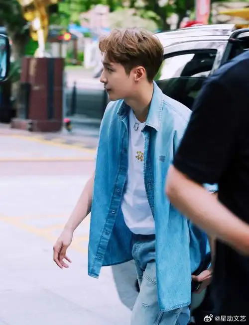 张艺兴首映礼花絮照##张艺兴掐腰笑