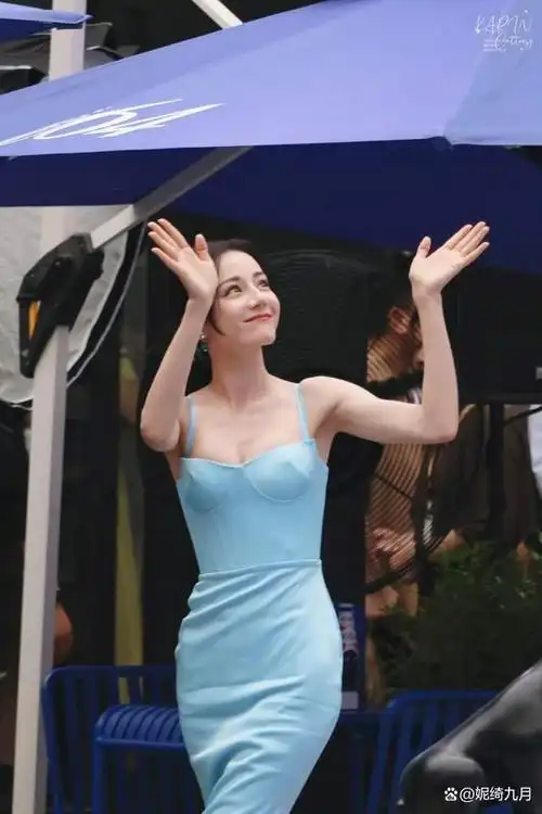 热巴深圳活动出席,蓝色长裙脱俗如出水芙蓉,大方自信终于不扭捏