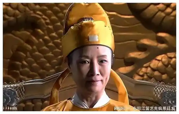 那种典型的"戏红人不红"的老戏骨,她是《神探狄仁杰》里霸气的武则天