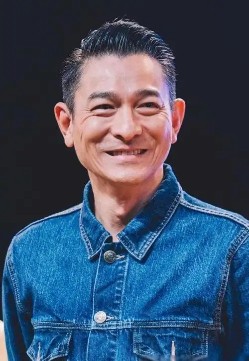 刘德华断崖式哀老白发苍苍皱纹明显网友泪目天王也老了