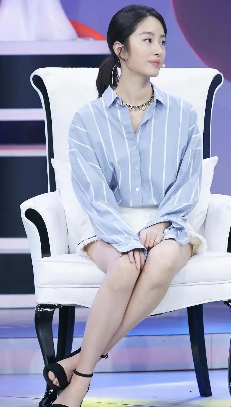 原创杨采钰真不愧是气质女神,穿衬衫配短裙精致时髦,意外穿出高级感