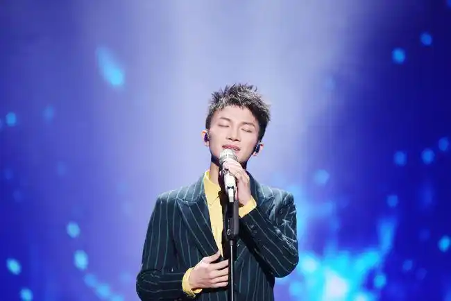 实力派男歌手周深成为歌坛中的顶流,出道至今依旧零绯闻