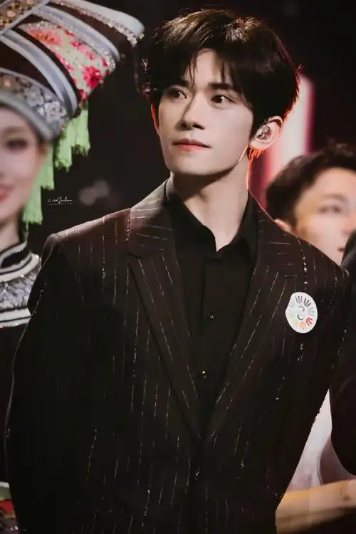 易烊千玺献唱不辞星海#  是怎么做到又酷又可爱的    @tfboys-易烊