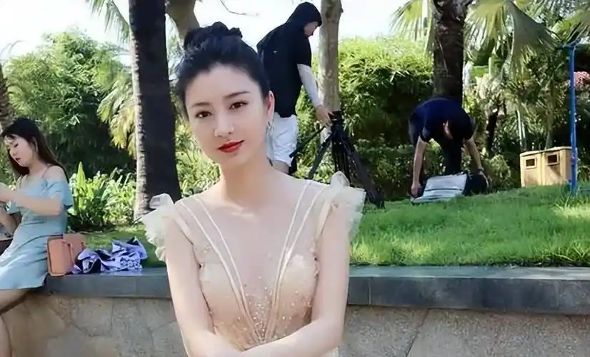 原创眉姐姐斓曦与老公结婚10年恩爱至今如今38岁低调生活