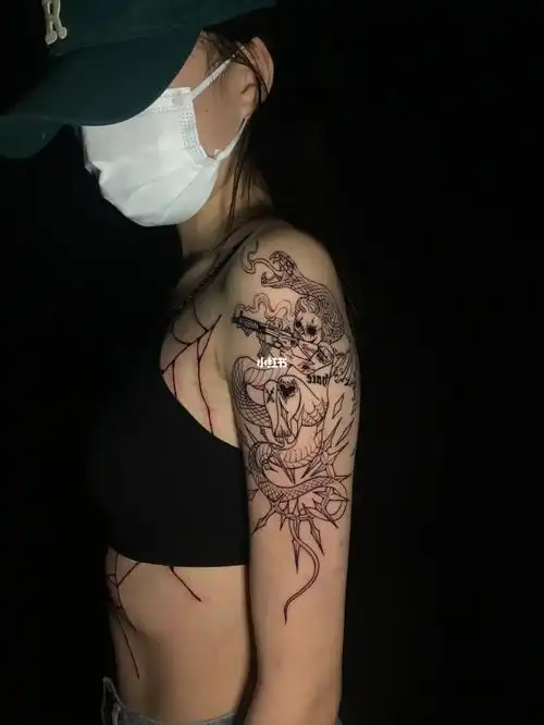 大臂西海岸风格 恶魔纹身