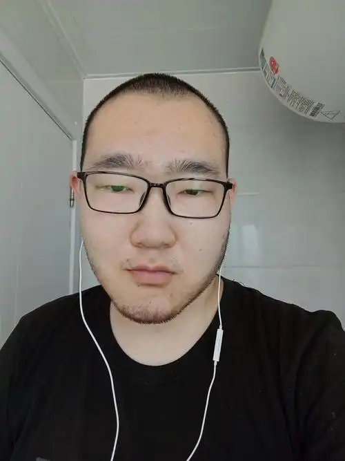 有没有长得丑的男生照片分享一下.我想知道什么样算丑 ?