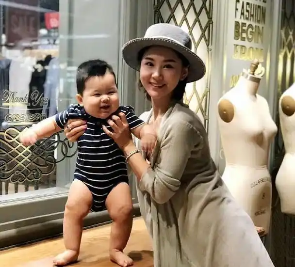 李小萌晒全家福,大胖儿子笑容喜感,长相神似王雷