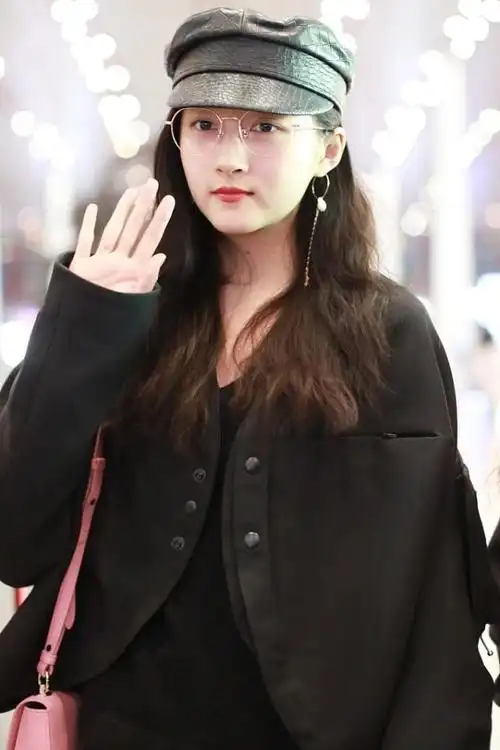 怪不得关晓彤能成为鹿晗女友戴眼镜都这么可爱看着好幼态