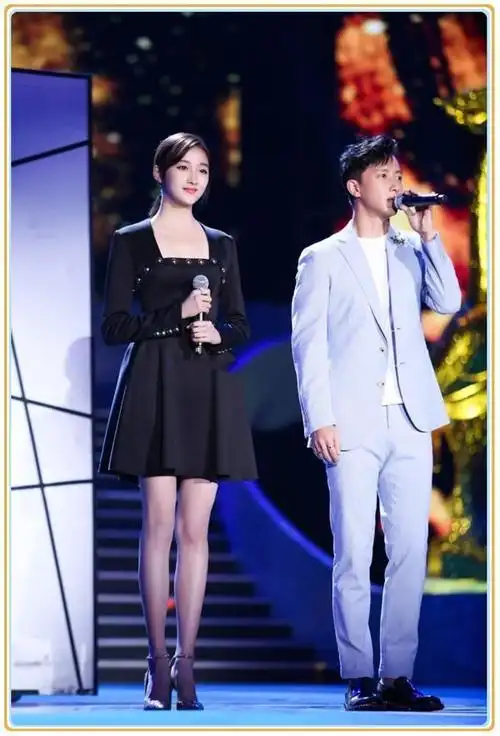 当173关晓彤和172唐嫣同穿黑色小短裙,终于见识到美人腿长啥样了