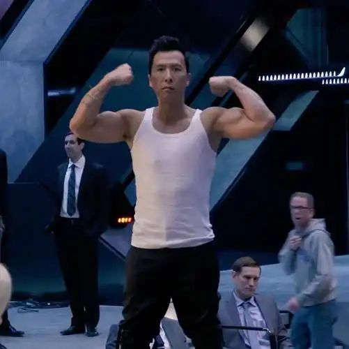 同为54岁的李连杰与甄子丹同框画风反差巨大