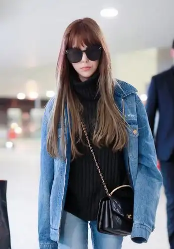 昆凌齐刘海造型走机场,一身牛仔装搭皮靴显年轻,看着不像孩他妈