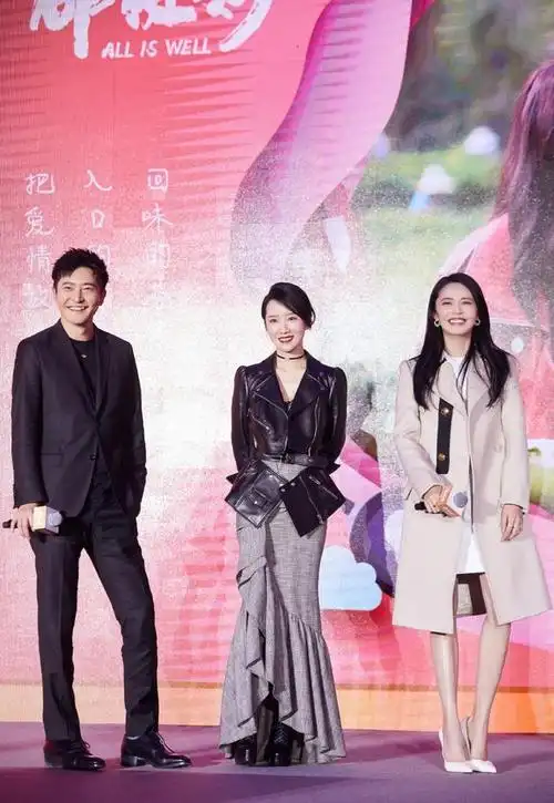 李念厉害了,黑色皮衣半身裙,身高163却比169的姚晨更霸气